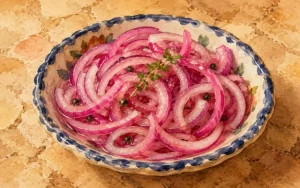 Маринованный красный лук
